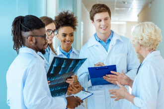 Healthcare setzt sich im vierten Quartal an die Spitze