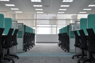 Hybride Büros wirtschaftlich steuern: Wie Unternehmen Flächenkosten senken und die Auslastung verbessern
